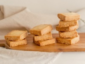 ■時給UP期間中■即日～長期 / 週3～も相談可＜池袋東武＞カフェも大人気！銀座発祥の洋菓子店で販売◇一口サイズのガナッシュやチーズケーキなど人気商品多数◇時給1600円＋交通費 / 週払いOK / 月給例28万～ / 経験が活かせる ◇20代.30代.40代前半 男女スタッフさん活躍中！＜専用フォーム返信＆オンラインで登録OK＞FD-T-shis①