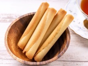 即日～長期(スタート日相談OK)【未経験OK / 週3～OK】時給1500円＋交通費 / 週払いOK『品川エキュート』ロール型のクッキーは代表商品！手土産、日本土産の大定番！箱入り・袋入り洋菓子販売◇20代.30代.40代女性活躍中＜専用フォーム返信＆オンラインで登録OK＞FD-T-yoku-long-haken①-d