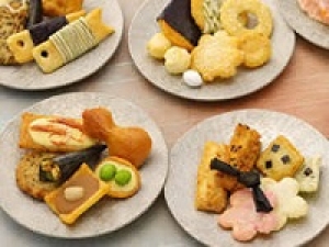 ■時給UP期間中■即日～長期＜新宿高島屋＞口の中にふんわり広がるお米の香り☆おかき専門店でおかき・あられなどの和菓子販売◇時給1500円＋交通費◇パッケージのセンスの良さも魅力的◇20代.30代.40代.50代前半 男女スタッフさん活躍中！週払いOK / 社保完備 / 有給あり＜専用フォーム返信＆オンラインで簡単登録＞FD-T-okaki①-d