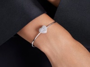 ■長期■時給1300円～1400円(経験有)+交通費支給■＜Swarovski/スワロフスキー　札幌三越＞クリスタルジュエリーブランドで販売◇スマホケース、時計、キーホルダーなど【ジュエリー＆制服貸与 / 社保有給完備 / 週払いOK / 駅から徒歩5分以内 / 20代,30代,40代女性スタッフ活躍中 / スタート日相談できます】＜専用フォーム返信＆オンラインで簡単登録＞AP-T-suwa