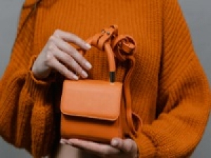 ◇未経験積極採用 / 週2～相談OK / SALE販売応援 / 前倒しスタート相談OK 【12/9～2026.1/12　佐野アウトレット】シーズン時給1750～1800円＋交◇経験＆勤務条件での優遇あり◇バッグや革小物の販売＆バックヤード◇カフェやファーストフード店・飲食店での接客、催事販売で短期アルバイト経験など歓迎◇週払いOK / 制服貸与 / 車通勤OK / 学生.20代.30代女性スタッフさん活躍中！＜専用フォーム返信＆オンラインで登録OK＞tan-A-sale-micha①