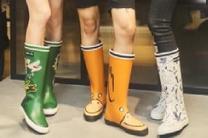■10月～長期■時給1900円(経験有)+交通費■＜AIGLE / エーグル　御殿場アウトレット＞雨の日は気分を上げるおしゃれなレインブーツで♪ パリコレにも参加！ファッション感度の高いフランス発のアウトドアブランド◇アパレル未経験OK【週払いOK・社保有給完備・車通勤OK・20代,30代,40代後半男女スタッフ活躍中】＜専用フォームの返信＆オンラインで簡単登録＞ AP-T-aig
