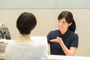 【9月～3ヶ月程度】日中はWワークやプライベート充実！16:00からの勤務！□■テニススクールの受付業務/セブンカルチャークラブ久喜■□受講生の出欠確認や新規入会の対応など□■時給1700円/月収例20万円/交通費支給/週払いOK■□土日祝含む週4～5日/16:00～21:30の5.5H勤務□■接客経験があればOK！20代～50代前半女性活躍中！ ＜専用フォームの返信&amp;オンラインで簡単登録＞　OF-T-seven-kuki