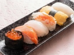 【すし将 / お寿司販売】書類選考のみ / 未経験歓迎＜5/6～5/12　新宿高島屋＞日給12,000円(時給換算1,714円)＋交通費◇7時間以上勤務した場合は残業手当あり(25％割増 /時給2142円)★1日でしっかり稼げる！大人気のパック入りお寿司の催事店舗で販売◇学生/20代.30代.40代.50代 女性スタッフさん活躍中！＜専用フォームの返信＆オンラインで登録OK＞tan-F-syo①