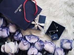 ■長期■時給1500円以上(経験有)+交通費全額支給■＜Swarovski(スワロフスキー)　有楽町マルイ＞クリスタルジュエリーブランドで販売◇スマホケース、時計、キーホルダー◇未経験歓迎！20代,30代,40代女性スタッフ活躍中！【週払いOK／ジュエリー＆制服貸与／社保有給完備／駅から徒歩5分以内】＜専用フォーム返信＆オンラインで簡単登録＞AP-T-suwa-d