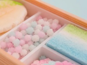 【未経験OK】即日～長期＜日本橋高島屋＞新感覚の和菓子販売◇時給1450～1550円＋交◇京都発！定番和菓子から現代アレンジしたものまで和菓子の新しい魅力が沢山◇20代.30代.40代.50代女性スタッフさん活躍中◇社保完備 / 週払いOK＜専用フォーム返信＆オンラインで簡単登録＞FD-T-tsuru②-d