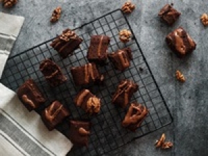 ■時給UP期間中■即日～長期＜新宿京王＞カフェも大人気！銀座発祥の洋菓子店で販売◇一口サイズのガナッシュやチーズケーキなど人気商品多数◇時給1550円＋交通費 / 週払いOK / 月給例27万～ / 経験が活かせる ◇20代.30代.40代前半 男女スタッフさん活躍中！＜専用フォーム返信＆オンラインで登録OK＞FD-T-shis①-d