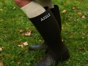 ■即日～長期■時給1600円以上(経験有)+交通費■＜AIGLE / エーグル　新宿高島屋＞雨の日は気分を上げるおしゃれなレインブーツで♪ パリコレにも参加！ファッション感度の高いフランス発のアウトドアブランド◇アパレル未経験OK【週払いOK・社保有給完備・20代,30代,40代前半 女性スタッフ活躍中】＜専用フォームの返信＆オンラインで簡単登録＞ AP-T-aig