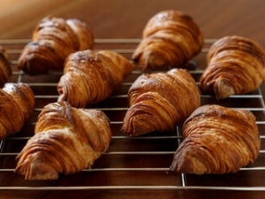 【紹介予定派遣】半年後には企業の直雇用☆★名古屋栄三越のパン製造のお仕事★☆彡【時給1250～1300円＆交通費】★朝6時スタート！16時までに退社できます★三越百貨店を中心に展開♪ミニクロワッサンが人気！◇オンラインで登録OK！週払いOK！交通費支給◇fd-k-johsei①