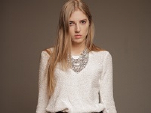 【正社員】人物重視！アパレルデビューを目指す未経験歓迎！スキルアップしたい経験者優遇！オリジナリティを大切にしたブランドでレディースアパレル販売スタッフ◇静岡パルコ◇全国各地に多数ショップ展開中のアパレルメーカー◇年俸294万円～420万円◇スタート日ご相談ください！ AP-T-gr