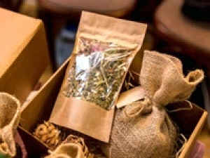 【未経験OK / スタート日相談OK】即日～長期 /～時給1500円＋交通費＜新宿京王＞世界各地のお茶・紅茶を中心とした専門店◇可愛い缶のパッケージはギフト人気も♪ 20代.30代.40代女性活躍中！お茶/ 紅茶 / ハーブティが好きな方大歓迎♪ 制服貸与 / 週払いOK＜専用フォーム返信＆オンラインで簡単登録＞FD-T-lup①-d