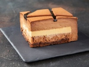 即日～長期 ＜阪急三番街＞ 安定の美味しさ、優しい甘さで世代を超えて人気！長方形のチョコレートケーキが有名のSHOPで販売◇時給1350～1550円＋交通費 / 週払いOK 20代.30代.40代前半 女性活躍中！＜専用フォームの返信＆LINEビデオで簡単登録＞FD-K-tps