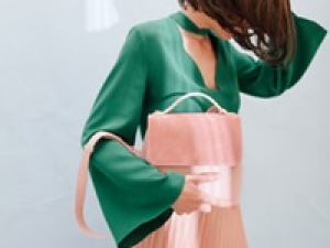 ■即日～長期■時給1500円(経験有)＋交■＜渋谷スクランブルスクエア＞大人気！NY生まれの有名ブランドで販売◇スタイリッシュで使い心地良いアイテムはオフィスでもプライベートでも活躍♪ ◇バッグ・レザー小物＆ジュエリー・アクセサリー＆シューズ＆時計など【週払いOK・社販なし / 制服貸与・社保有給完備・20代,30代.40代男女スタッフ活躍中】＜専用フォーム返信＆オンラインで簡単登録＞AP-T-micha-in-d