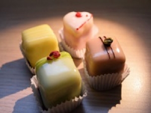 洋菓子デビュー歓迎！時給1500円+交◆月収例26万～＜新宿伊勢丹＞◇可愛いプチガトーが手土産の定番◇焼き菓子、ケーキなど未経験からできる洋菓子販売◇人気店でお仕事チャンス♪ 話題の商品・活気のあるデパ地下・ 20代.30代.40代男女活躍中！＜専用フォーム返信＆オンラインで簡単登録＞FD-T-ed-d