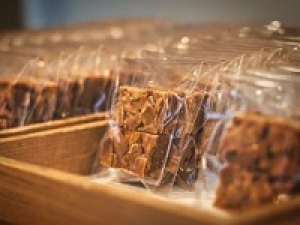 【品出し】即日～長期 ＜羽田空港＞高時給1700円＋交通費全額支給◇高待遇◇5:45～21:30内シフト制◇週4～5日◇バームクーヘンやバタ―サンドなど焼き菓子人気店で品出し◇体を動かす事が好きな方歓迎◇週払い可◇学生.20代.30代.40代男女スタッフさん活躍中！＜専用フォーム返信＆オンラインで簡単登録＞FD-T-gps-long①