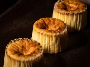 【毎日昼食代の補助あり♪】未経験歓迎！即日～長期＜新宿伊勢丹＞美食の街スペインで長年愛されるバスクチーズケーキ販売◇時給1450～1550円＋交通費 / 月給例27万 / 週払いOK ◇20代.30代.40代男女スタッフさん活躍中！＜専用フォーム返信＆オンラインで簡単登録＞FD-T-gst①