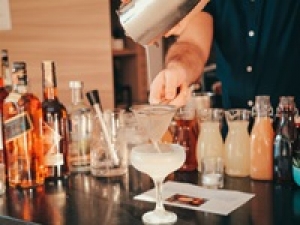 お酒が好き・料理が好き・飲食未経験も大歓迎！■長期■時給1400円+交通費■＜おばんざいCAL BAR 　両国店＞「金沢風おでん」や〖手作りおばんざい〗両国にある高架下のお洒落なバーで接客＆調理補助【週3～5日/ 月・日・祝日定休 18:00～24:00時短】自転車/バイク通勤OK / 学生.20代.30代前半 男性スタッフさん活躍中！＜専用フォーム返信＆オンラインで簡単登録＞AP-T-carb