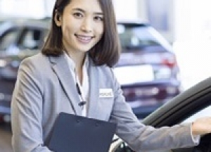 ＼うれしい高時給1800円！／即日～長期☆未経験歓迎・受付事務デビュー♪ドイツの老舗高級車ショールームスタッフ＜ポルシェセンター横浜青葉＞受付案内やドリンクサービス・簡単な事務など◇月収例31万円/交通費支給/週払いあり/ 制服貸与☆20代,30代女性活躍中＜専用フォーム返信＆オンラインで簡単登録＞ OF-T-impr