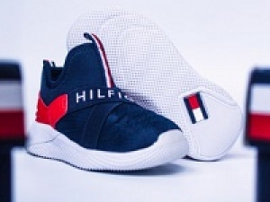＜子供服＞■長期■時給1500円(経験有)+交通費全額支給■アパレル未経験OK■＜TOMMY HILFIGER /トミーヒルフィガー　新宿伊勢丹＞NYで誕生したライフスタイルブランドで販売【週払いOK・制服貸与・ブランク有,経験浅い方もOK・20代,30代女性スタッフ活躍中】＜専用フォーム返信＆オンラインで簡単登録＞ AP-T-tomh