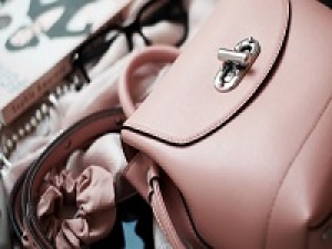 ■長期■時給1500円(経験有)+交通費支給■＜ららぽーと立川立飛＞■大人気！NYのバッグブランドで販売■通勤やデイリー使いに活躍【週払いOK・社販なし / 制服貸与・社保有給完備・20代,30代女性スタッフ活躍中】＜専用フォーム返信＆オンラインで簡単登録＞AP-T-micha-in-d