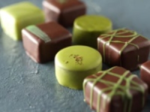 即日～長期＜新宿デパ地下＞ちょっと特別な日に/ 自分へのご褒美に / 大切な人への贈り物に◇チョコレート販売◇洋菓子未経験OK / 食品 / 洋菓子デビューOK◇時給1400～1500円＋交◇20代.30代.40代女性スタッフさん活躍中！オシャレなチョコレートショップでお仕事☆☆＜専用フォーム返信＆オンラインで簡単登録＞FD-T-choco-D