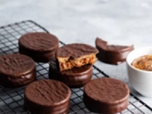 未経験OK！洋菓子販売デビュー歓迎！期間限定の高時給1500～1600円＋交通費＜ 3/1～3/31　ソラマチ＞プティガトー / アントルメ / マフィン / フロランタンなど◇見た目も華やかな可愛い洋菓子販売◇週払いOK・駅チカ・学生.20代.30代.40代.50代男女スタッフさん多数活躍中！＜専用フォーム返信＆オンラインで簡単登録＞tan-F-jw-lamagra①