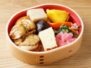 【13時～ / 遅番メイン】和惣菜・お弁当販売＜渋谷ヒカリエ＞日本の食卓を再現！旬の味わい、出来立てが並ぶ人気店◇時給1430円＋交通費 / 月給例25万～ / 週払いOK◇20代.30代.40代前半 女性スタッフさん多数活躍中◇＜WEB/来社 選べる登録方法◆履歴書不要＞fd-j-okama②