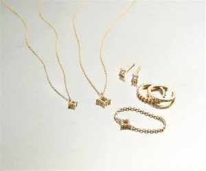 ＜梅田阪急＞アクセサリー・ジュエリー販売【時給1400～1450円】交通費支給★シンプルなデザインが大人気のデイリージュエリー★20～40代女性活躍中！＜Web登録OK！週払いOK！＞ap-k-cocosyuni-umehankyu