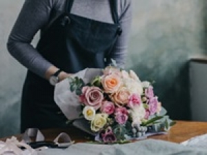 【✿青山フラワーマーケット✿ 母の日アレンジメントスタッフ】時給1500円＋交＜5/6～5/10　北千住ルミネ＞ライフスタイル&times;フラワーがコンセプト★パリのマルシェのようなおしゃれなフラワーショップでブーケ制作◇販売/レジなし◇ 週払いOK / スニーカーOK / 駅チカ / 20代.30代.40代.50代前半 女性活躍中！＜専用フォーム返信＆オンラインで簡単登録＞tan-O-aofla