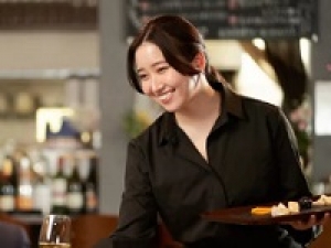 【ホールSTAFF / 四谷アトレ】即日～長期＜週3～5日 / 16:00～21:00 時短勤務＞日本に本格的イタリアンを紹介した老舗のイタリアンでホール接客◇時給1550円＋交通費 /週払いOK / ホール接客経験ある方歓迎 /  20代.30代.40代.50代男女活躍中！＜専用フォーム返信＆オンラインで簡単登録＞FD-T-anton①