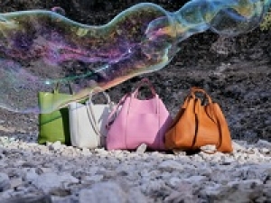 ■契約社員・フロアスタッフ募集■＜GIANNI CHIARINI / ジャンニ キアリーニ　銀座店＞イタリア・フィレンツェ生まれ☆柔らかい革・カラーが抜群にキレイ！◇レザーバッグ＆レザー製小物【年俸280万円以上 / 通勤手当ほか各種手当・保険・休暇完備 / 6ヶ月間私服OK・以降制服貸与あり / 駅から徒歩5分以内 / 20代,30代女性活躍中】◇スタート日相談出来ます◇ AP-T-gianni