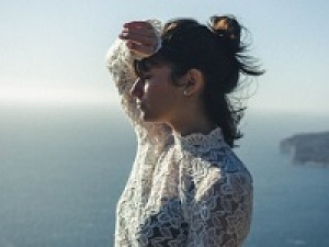 【正社員】人物重視！アパレルデビューを目指す未経験歓迎！スキルアップしたい経験者優遇！オリジナリティを大切にしたブランドでレディースアパレル販売スタッフ◇小田急新宿◇全国各地に多数ショップ展開中のアパレルメーカー◇年俸294万円～420万円◇スタート日ご相談ください！ AP-T-grcl