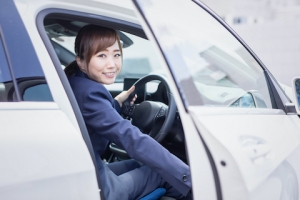 即日～長期＊英国発の高級車ショールームで車両回送スタッフ＜ジャガーランドローバー 東京ベイ有明＞構内メインの車両回送・洗車業務＊時給1400円/月収例24万円/交通費支給/週払いあり/毎週火・水定休日/20代～60代前半男女活躍中！＜専用フォーム返信＆オンラインで簡単登録＞ OF-T-BC-ari-d