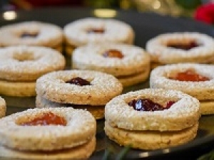 洋菓子未経験OK！即日～長期　マネキン日給11,500円＋交通費＜赤坂BiZタワー＞銀座発の老舗洋菓子店◇サックリ×ザラメのリーフ型パイはロングセラー！洋菓子販売◇洋菓子販売デビュー歓迎◇包装未経験OK◇2回目以降繁忙期手当あり◇制服貸与あり◇20代.30代.40代.50代 男女スタッフさん活躍中！＜専用フォーム返信＆オンラインで登録OK＞FD-T-ues①