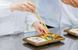 即日～長期＜8:00～13:00・週4日・土日休みOK！＞経験者歓迎！未経験OK！スーパーで弁当/惣菜の盛り付け・値付け・品出し◇南行徳駅から徒歩5分! 時給1400円～1550円+交通費あり/週払いOK◇週4日×実働5Hで無理なく働ける！20代～50代前半男女活躍中！＜専用フォーム返信＆オンラインで登録OK＞OT-T-yma-minagyo-souzai