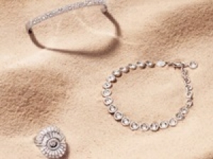 ■長期■時給1300円～1400円(経験有)+交通費支給■＜Swarovski/スワロフスキー　札幌大丸＞クリスタルジュエリーブランドで販売◇スマホケース、時計、キーホルダーなど【ジュエリー＆制服貸与 / 社保有給完備 / 週払いOK / 駅から直結 / 20代,30代,40代女性スタッフ活躍中 / スタート日相談できます】＜専用フォーム返信＆オンラインで簡単登録＞ AP-T-suwa