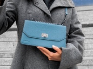 ■長期 ■時給1500円(経験有)+交■未経験OK■＜御殿場アウトレット＞大人気！NY生まれの有名ブランドで販売◇スタイリッシュで使い心地良いアイテムはオフィスでもプライベートでも活躍♪ ◇ウィメンズ・メンズアパレル＆バッグ・レザー小物＆アクセサリー・ジュエリー＆シューズ＆時計等【車通勤OK・週払いOK・社販なし / 制服貸与・社保有給完備・20代,30代男女スタッフ活躍中】＜専用フォーム返信＆オンラインで簡単登録＞AP-T-micha-out