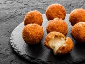 未経験OK！即日～長期＜渋谷ヒカリエ＞時給1600円＋交通費 / 週払いOK◇濃厚でリッチなオリジナルクリームコロッケの販売◇週3～5日 / スニーカOK / 20代.30代.40代.50代男女スタッフさん多数活躍中！＜専用フォームの返信＆オンラインで簡単登録＞FD-T-lamp-rich-d