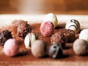 【週2～3日】未経験歓迎＜即日～長期 　上野松坂屋＞洋菓子経験者歓迎！リーフ型のチョコレートが有名な神戸発のチョコレートshopで販売◇時給1500円＋交通費・週払いOK・駅チカ・20代30代40代.50代女性活躍中！＜WEB/来社 選べる登録方法◆履歴書不要＞fd-j-monro