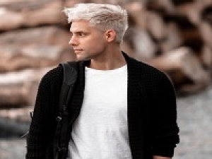 ■長期■時給1450円以上(経験有)+交通費支給＜DESIGNWORKS / デザインワークス  新宿高島屋＞クラシック＆モダンなエレガンスを感じさせるブランド！メンズアパレルの接客販売■週払いOK・社保有給完備・社販50％OFF&times;私服とミックスOK・■アパレル経験者歓迎！20代,30代半ば男性スタッフ活躍中！＜専用フォームの返信＆オンラインで簡単登録＞ AP-T-desiwo