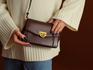 【年末年始のSALE販売応援】アパレル未経験・デビュー歓迎【12/15～2026.1/14】シーズナル時給1700～1800円+交＜札幌北広島アウトレット＞アメリカ発の人気ファッションブランドでバッグや革小物の販売補助＆バックヤード◇週払いOK / 車通勤OK◇ 学生.20代.30代.40代女性活躍中！＜専用フォーム返信＆オンラインで登録OK＞tan-A-sale-kate-d
