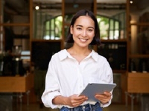 【カフェのホールSTAFF】5/1～1ヶ月＜麻布台ヒルズ＞フルーツ専門店のオシャレなカフェでホール接客◇時給1400～1500円＋交通費 / 週払いOK / 週4日 / 実働5H時短勤務◇ Wワーク / 扶養内 ◇20代.30代.40代女性タッフさん多数活躍中＜専用フォーム返信＆オンラインで簡単登録＞tan-F-sbys