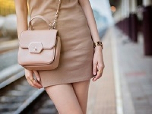 【土日祝のみ】 ■長期■時給1500円(経験有)+交■未経験OK■＜仙台港アウトレット＞大人気！NY生まれの有名ブランドで販売◇スタイリッシュで使い心地良いアイテムはオフィスでもプライベートでも活躍♪ ◇ウィメンズ＆メンズアパレル＆ジュエリー・アクセサリー＆バッグ・レザー小物＆シューズ＆時計など【車通勤OK・週払いOK・社販なし / 制服貸与・社保有給完備・20代,30代,40代男女スタッフ活躍中】＜専用フォーム返信＆オンラインで簡単登録AP＞AP-T-micha-out