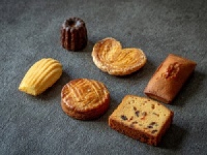 洋菓子デビュー歓迎！時給1500円+交◆月収例26万～＜日本橋高島屋＞◇可愛いプチガトーが手土産の定番◇焼き菓子、ケーキなど未経験からできる洋菓子販売◇人気店でお仕事チャンス♪ 話題の商品・活気のあるデパ地下・ 20代.30代.40代男女活躍中！＜専用フォーム返信＆オンラインで簡単登録＞FD-T-ed-d