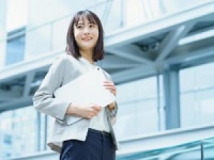 即日スタート☆未経験歓迎！正社員目指せる！運転免許とやる気があればチャレンジOK【大手賃貸不動産の営業スタッフ 麻布店】物件のご紹介や内見同行☆契約書作成や物件情報の登録など☆時給1700円/月収例28万円/週払いOK/土日含む週4～5日☆20代,30代男女活躍中＜専用フォームの返信＆オンラインで登録OK＞OF-h-amp-eb-azabu