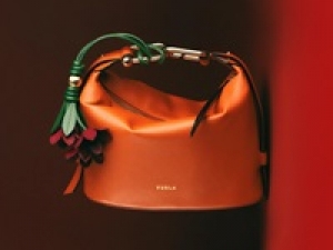 ■即日～2026.1/31 ■時給1400円以上(経験有)・交通費支給■＜FURLA / フルラ　仙台藤崎＞イタリア発・革新的な進化を続ける老舗バッグブランド【週払い可・社販なし / 制服貸与・シンプルネイルOK・20代,30代,40代女性スタッフ活躍中・スタート日相談OK】＜専用フォーム返信＆オンラインで簡単登録＞AP-T-fur