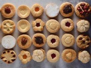 ■ 即日～長期■時給1550円+交＜上野松坂屋＞神戸発！老舗洋菓子メーカーの人気店◇人気NO1のなめらかプリン、クリームチーズのこくが引き立つチーズケーキ等◇ロングセラー商品が豊富なショップで洋菓子販売◇実働時間内に着替え時間あり / 週払いOK / 制服貸与 / 20代.30代40代前半女性スタッフさん多数活躍中！＜専用フォーム返信＆オンラインで簡単登録＞FD-T-moz①