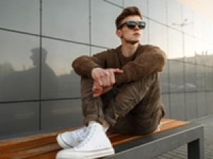 ＊即日～長期＊時給1600円以上(経験有)+交通費【浦和パルコ】ライフスタイル全般に高感度を提案するメンズブランド＊ビジネスからデイリーウェアまで幅広く展開＊アパレル販売未経験歓迎！物販経験があればOKです♪＊週払いOK・社保有給完備＊20代,30代男女スタッフ活躍中！＜専用フォーム返信＆オンラインで簡単登録＞AP-T-edi-d