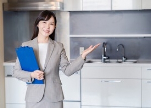 即日スタート☆未経験歓迎！正社員目指せる！運転免許とやる気があればチャレンジOK【大手賃貸不動産の営業スタッフ 鴨居店】物件のご紹介や内見同行☆契約書作成や物件情報の登録など☆時給1750円/月収例28万円/週払いOK/土日含む週4～5日☆20代,30代男女活躍中＜専用フォームの返信＆オンラインで登録OK＞OF-T-amp-eb-d