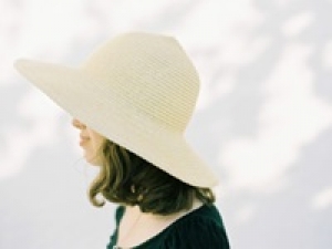 【契約社員】2026年4月スタート予定 / オープニングスタッフ募集◇販売経験未経験OK！語学力を活かしたい方も歓迎！＜HELEN KAMINSKI（ヘレンカミンスキー）大阪エリア＞シドニー発のヘッドウェアブランド◇帽子・バックなどのファッションアイテムの販売◇年俸制300万～・福利厚生充実・社員割引あり◇  AP-hehek